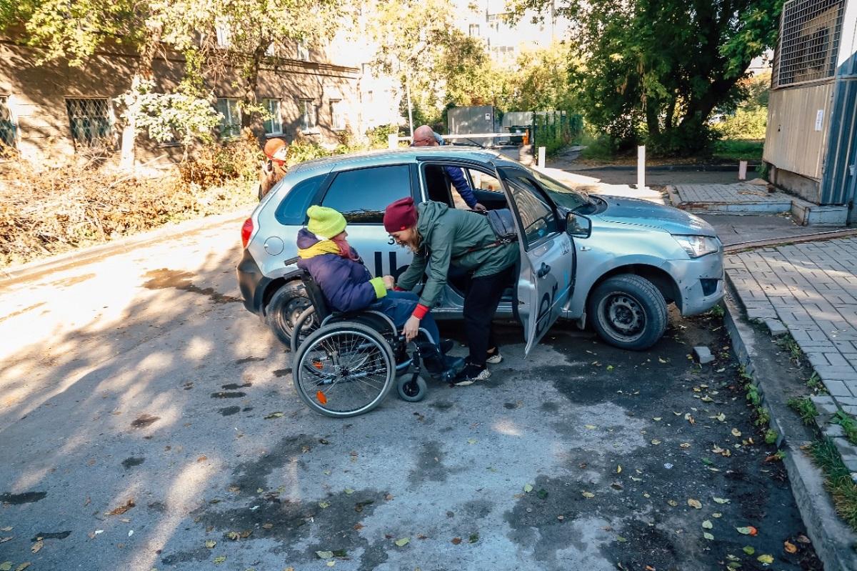Фото Депутаты и колясочница Елена Колесникова проверили доступность услуг такси в Новосибирске 2